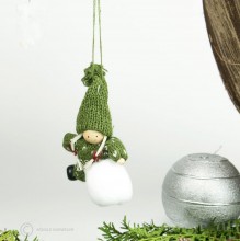 Stoffpuppe mit Schneeball auf Bauch - gruen H8cm